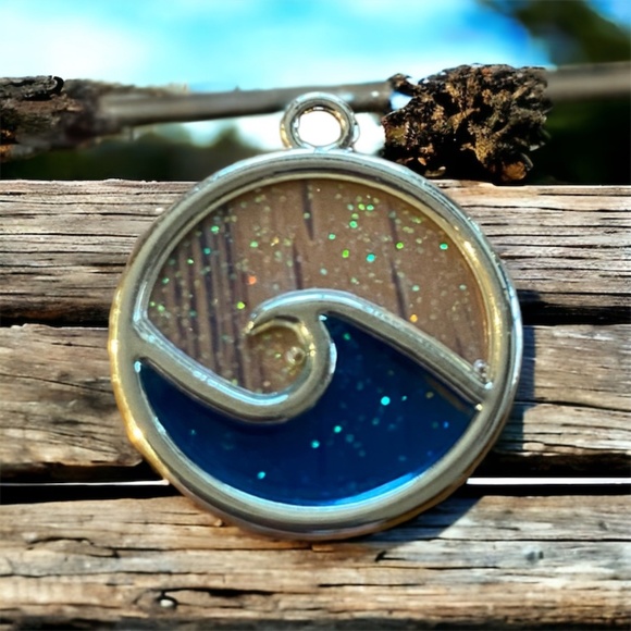 Handcrafted wave charm bracelet - Picture 3 of 6